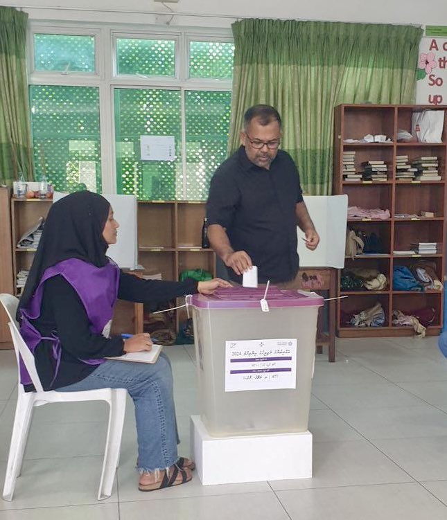 ދިވެހީންގެ ރާއްޖެއަށް ދިވެހި ރައްޔިތުން ކިޔާފައި މިވަނީ ހޫނު މަރުޙަބާއެއް. ޤައުމުގެ މިނިވަންކަމާއި އަމިއްލަވަންތަކަން ދަމަހައްޓަން ބޭނުންވާކަމުގެ ވަރުގަދަ ނިންމުމެއް. މިއަދު ރައްޔިތުން ތިޔަ ދެއްވި ފުރިހަމަ ތާއީދާ އެކު، ޤައުމުގެ ކުރިއެރުމާއި ތަރައްޤީ ރައީސް ޑރ. <a href="/MMuizzu/">Dr Mohamed Muizzu</a> ގެ