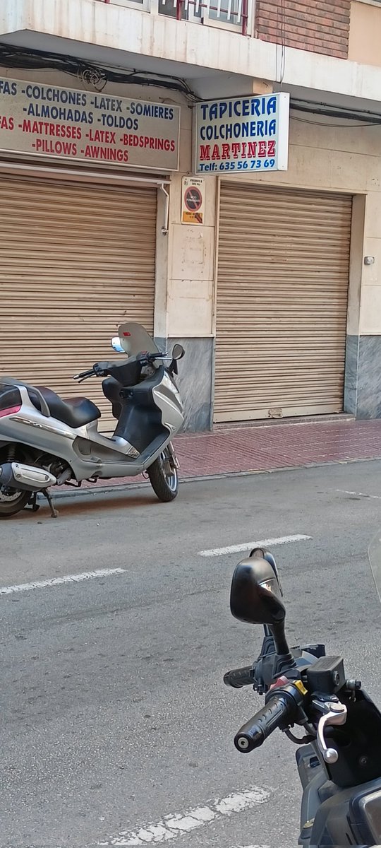 En #santapola es un clásico reservarte el aparcamiento para que cuando llegues siempre tengas donde meter el coche‼️Mientras que otros se buscan la vida para encontrar un aparcamiento.MUCHO MORRO😡