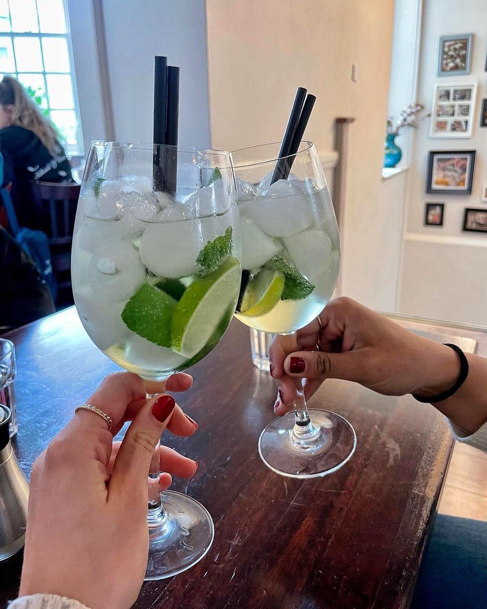 Capping off the weekend with pizza & spritz! 🍕🥂 Kingsmead Square and The Corridor are open for eat in and takeaway 🛵 📷: batheats #sundaypizza #hugospritz #meatyfeast