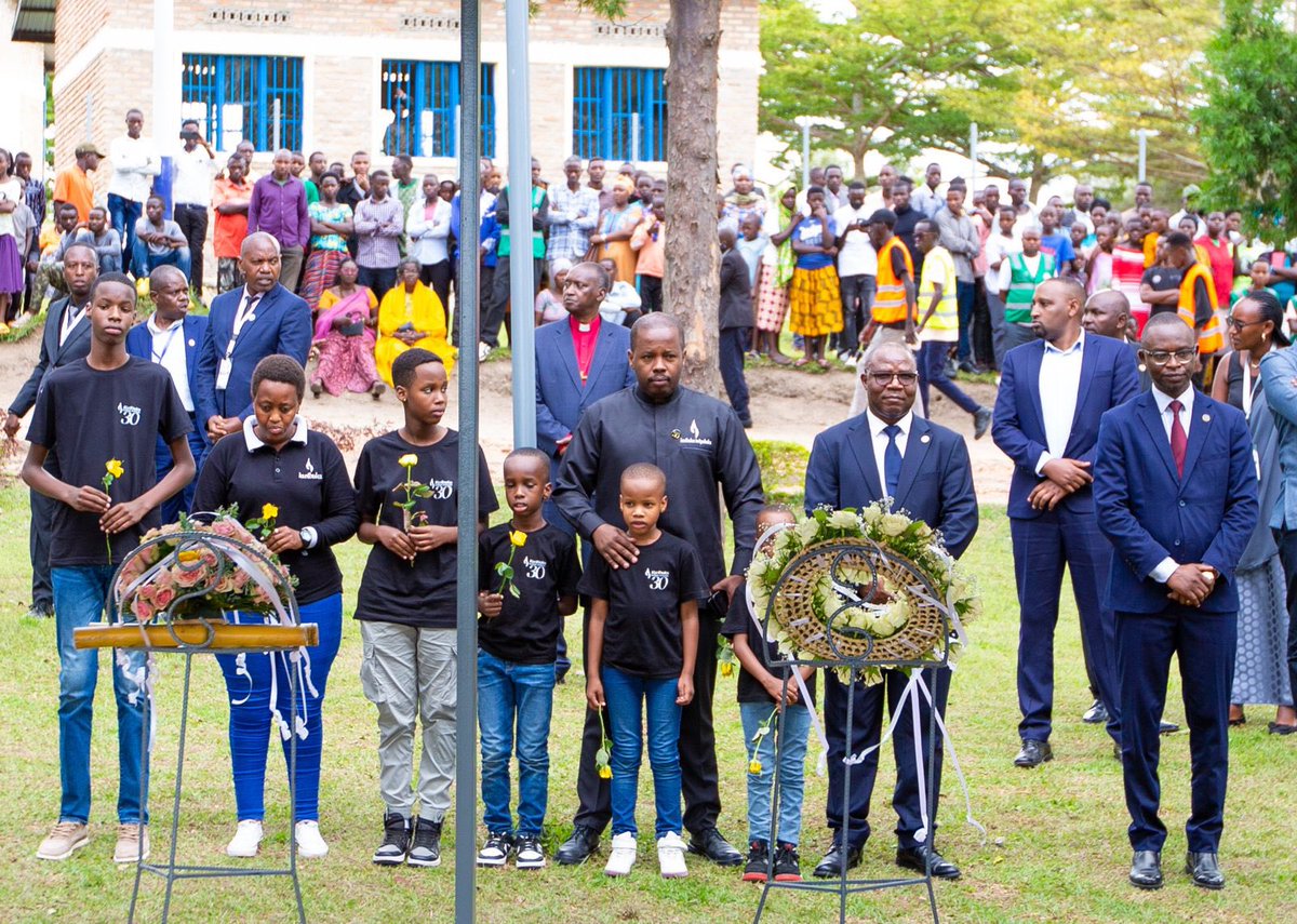 Twabazaniye indabo ngo zibahumurire neza, maze ngo tubabwire ko turiho kandi neza.

#AmayagaTuribuka 
#Kwibuka30