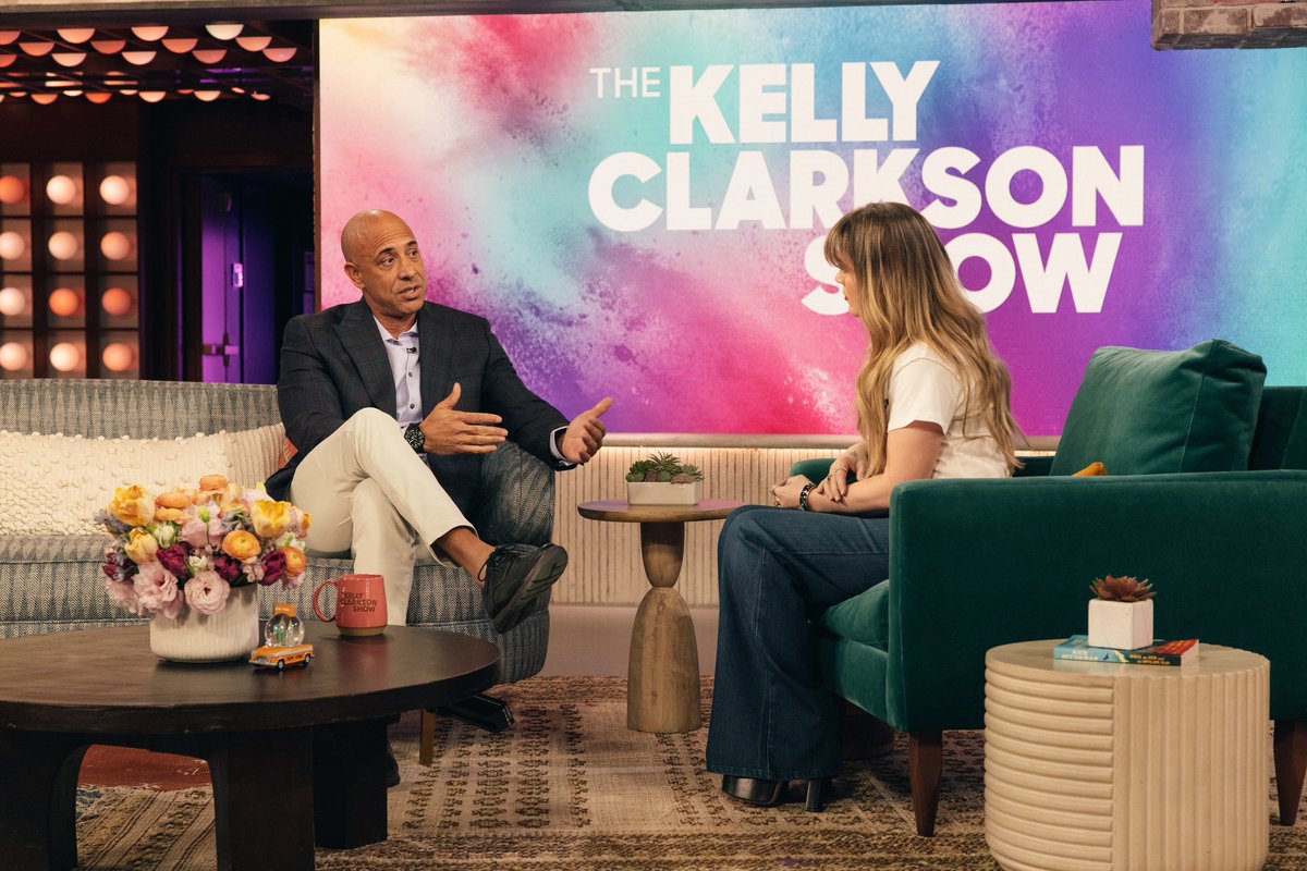 So excited to be part of the @kellyclarksonshow this Monday! 
We talk pets, kindness and more. 🐾

📺Tune in! Find out when/where to watch in your area at  kellyclarksonshow.com/wheretowatch