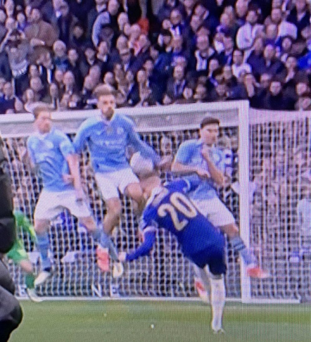 AidanWalshMUFC's tweet photo. Penalty vs No Penalty https://t.co/spIPayxMPl