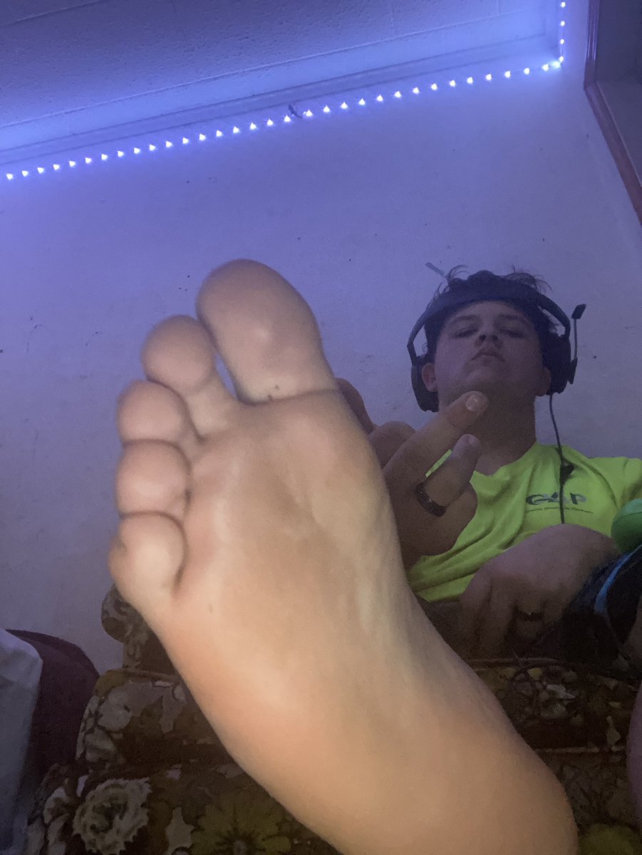Mastercj42069's tweet photo. Pray that you are the ground beneath my feet you worthless pigs #findom #malefeet #walletdrain https://t.co/A5KynhmqOg
