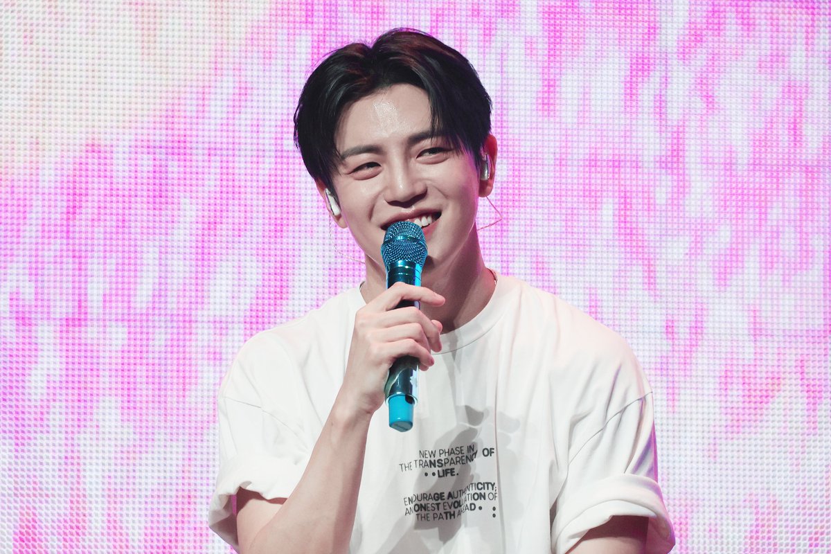 240420 H♡ME Sweet A.C.E #동훈 

야, 이동훈! 나랑 눈 마주치면 사귀는 거다 !?
💙 : 🙄
 
#에이스 #ACE #이동훈 #DH #DONGHUN 
#HOME_SWEET_HOME @official_ACE7