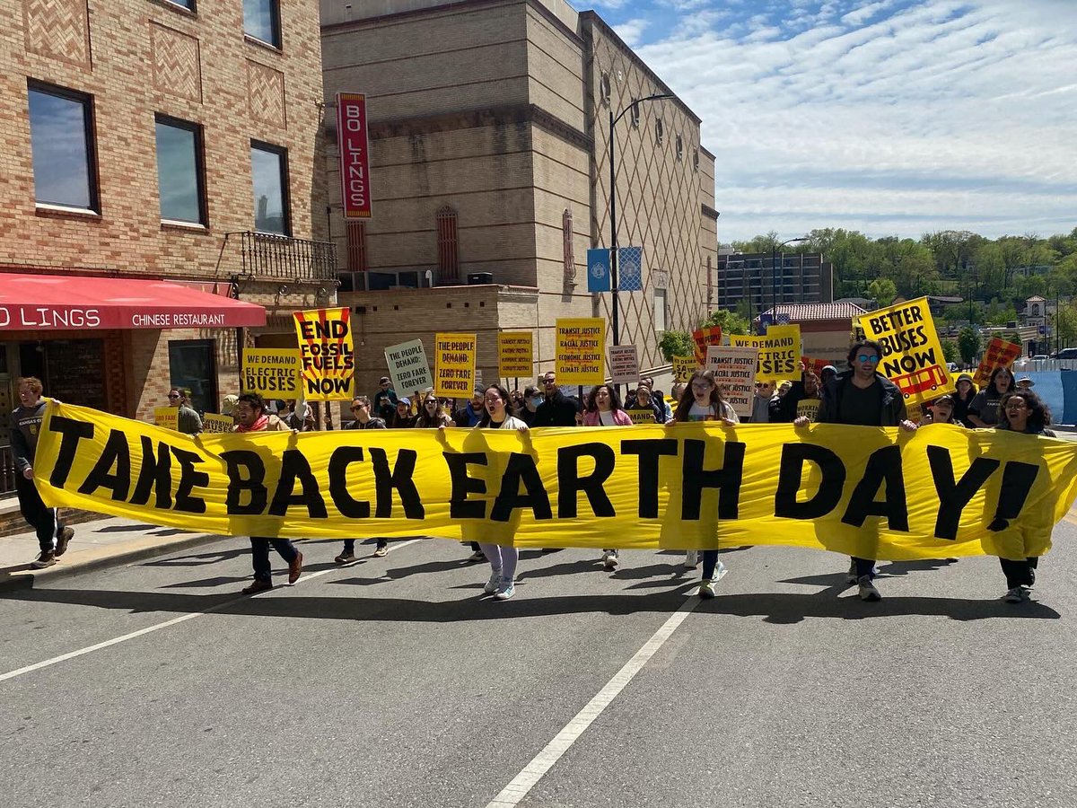 “Act with urgency. This is an emergency!” 🚨🚌🌎 Sunrise Movement KC made our voice loud and clear today: no more excuses! It’s time to fund Better Buses and implement a Green New Deal to ensure good jobs and a livable future for ALL.