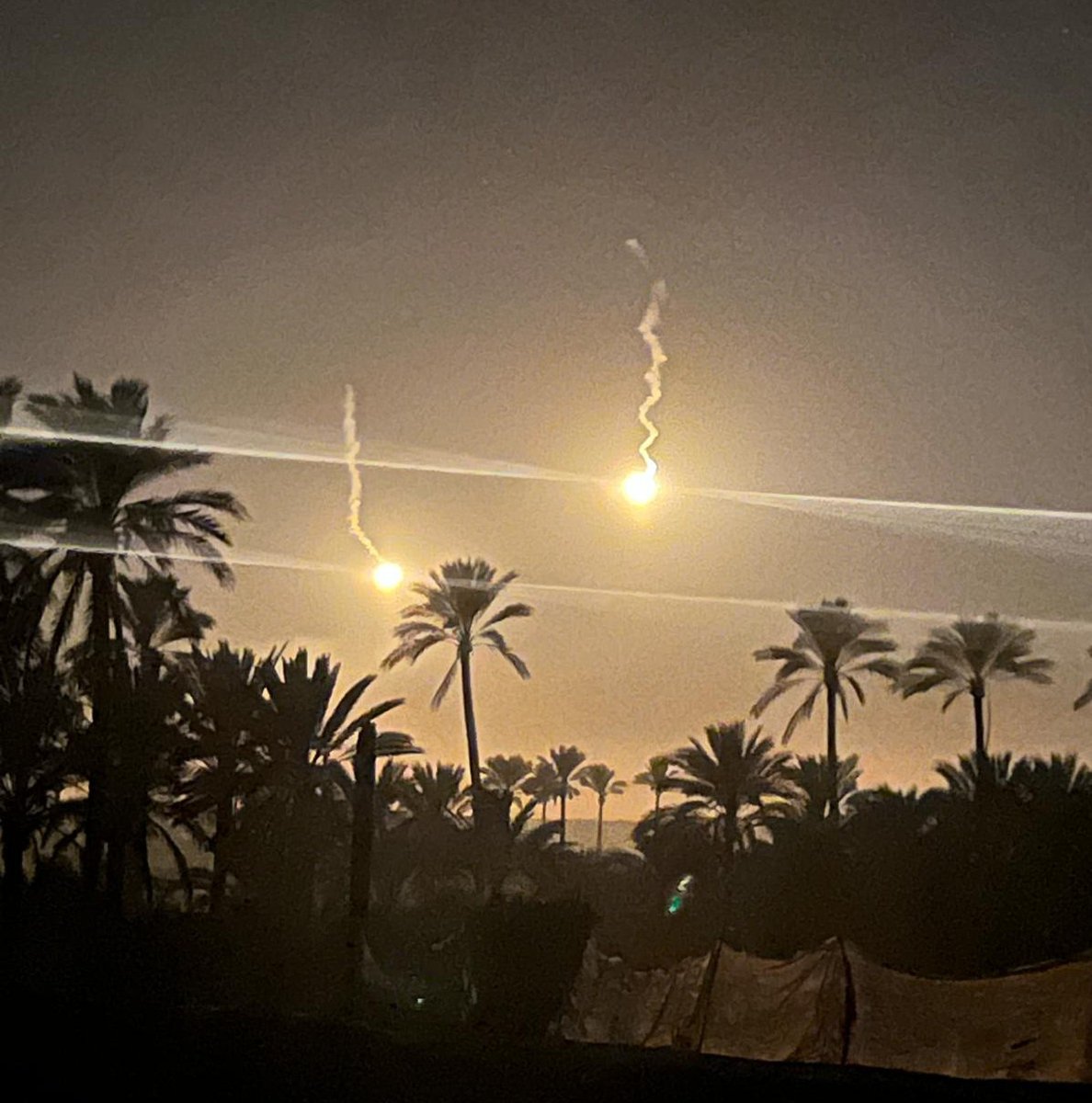 MSchauta's tweet photo. Von der israelischen Armee in den Süden getrieben, befinden sich rund 1,2 Millionen Palästinenser in der Grenzstadt Rafah.
Um dem Krieg zu entkommen, zahlen sie tausende US-Dollar an skrupellose Profiteure.
Mein Bericht in der @wienerzeitung
https://t.co/K1QyEzwgnk
#Nahost #Gaza https://t.co/x9nz2s60vu