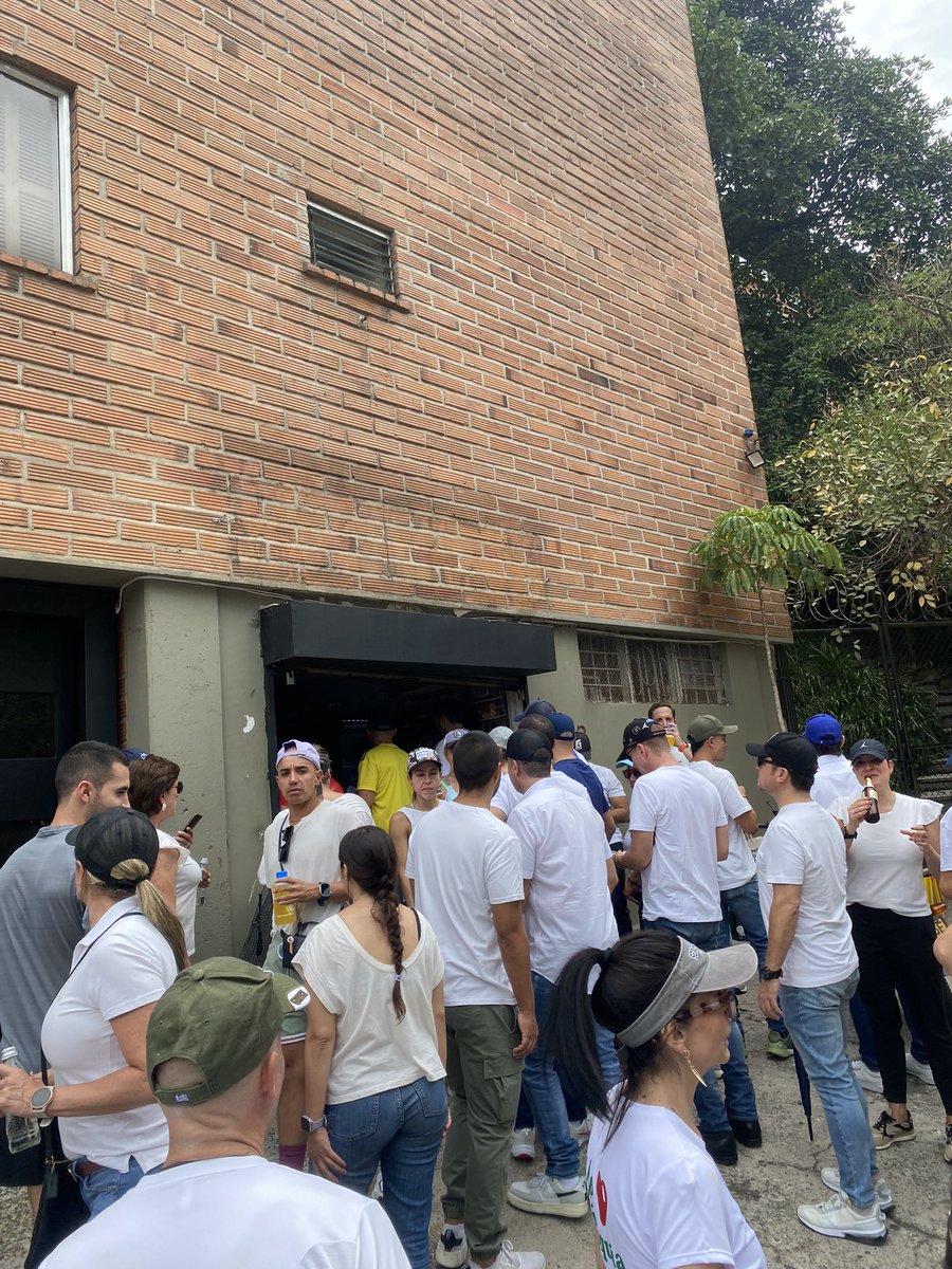 chop3c's tweet photo. Le vaciaron la tienda…

Pero de VENTAS!

La diferencia entre la gente bien y los Mamertos.

#TodosALaCalle21A https://t.co/ECSVBHQ6NS