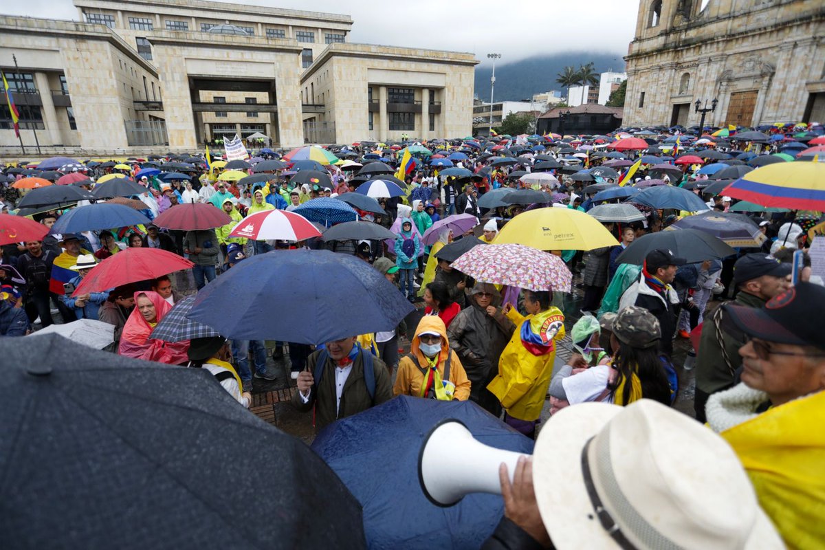 ELTIEMPO's tweet photo. 🔴 Miles de personas llegan hasta la Plaza de Bolívar de Bogotá, para manifestarse en contra de las política del gobierno de Gustavo Petro. 

Foto: César Melgarejo/ El Tiempo @cesarmelgarejoa https://t.co/IdMRs1dASv