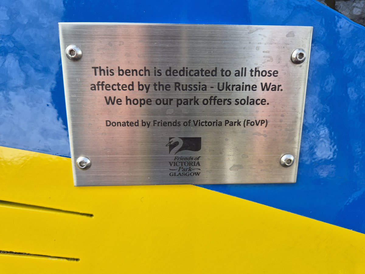 I attended the official unveiling of a new bench in Victoria Park. The bench, which was procured by Friends of Victoria Park, is dedicated to those affected by Russia's war on Ukraine. There was a powerful speech and beautiful singing from @AUGBGlasgow Slava Ukraini! 🇺🇦