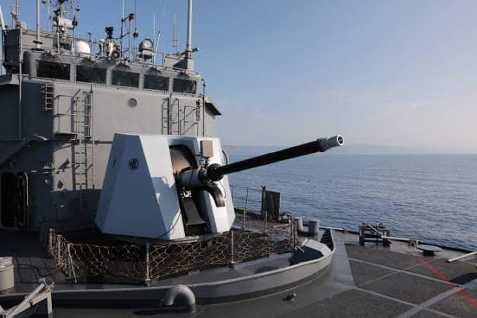 🇹🇷MKE üretimi 76/62 mm Milli Deniz Topu, Hisar sınıfı TCG AKHİSAR (P-1220) Açık Deniz Karakol Gemisine entegre edildi. Dakikada 80 atış yapabilen platformun azami menzili 20.000 metre. #TürkiyeYüzyılı