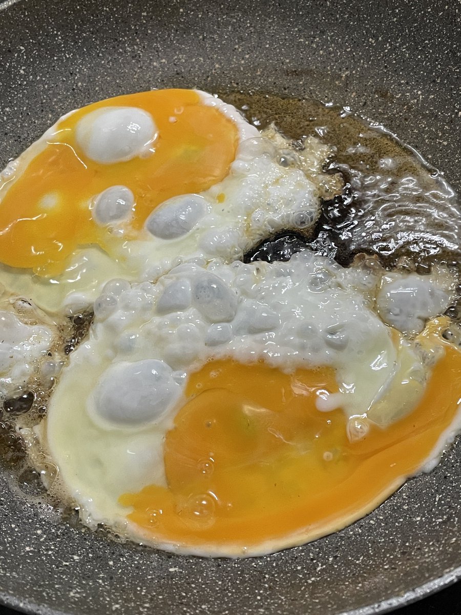Sometimes, I intentionally crack eggs “badly” so that I could make them look like Sunny’s eggs from Metal Gear Solid 4: Guns of the Patriots.