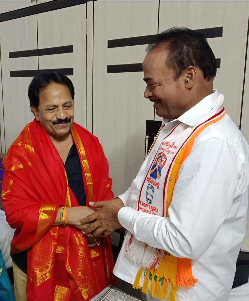 bolisetti_satya's tweet photo. తిరుపతిలో రైటర్, డైరెక్టర్, స్టార్ ప్రొడ్యూసర్ శ్రీ ఏఎం రత్నం గారు జనసైనికుడిలా తిరుపతి ఎంఎల్ఏ అభ్యర్థి శ్రీ ఆరని శ్రీనివాసులు వ��ంట వెళ్ళడం, ఆరణి పురుషోత్తం గారు బెంగళూరు, తమ్మయ్య నాయుడు గారు చెన్నయ్ నుండి వచ్చి @JanaSenaParty కి ప్రచారం చేయడం

2024లో గెలుపు మనదే అన్న ఊపులో కేడర్ https://t.co/5wiegWVtgL