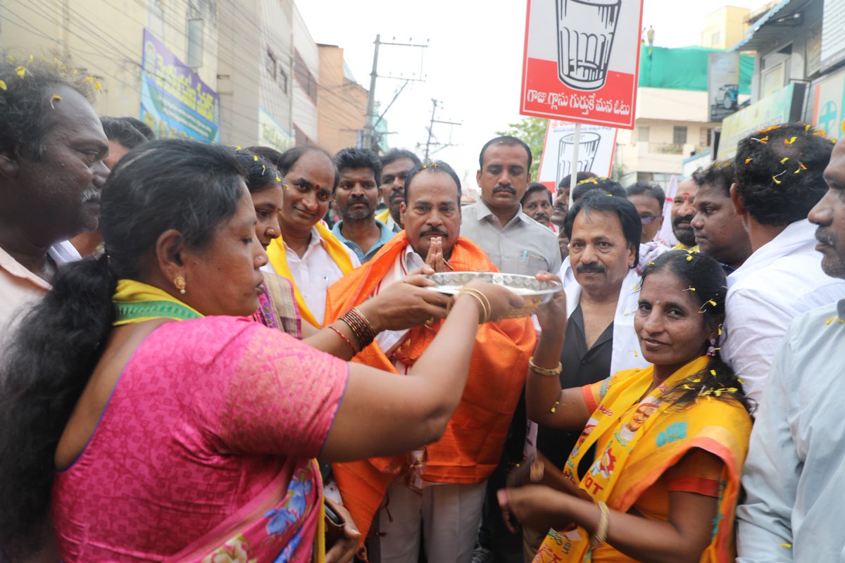 bolisetti_satya's tweet photo. తిరుపతిలో రైటర్, డైరెక్టర్, స్టార్ ప్రొడ్యూసర్ శ్రీ ఏఎం రత్నం గారు జనసైనికుడిలా తిరుపతి ఎంఎల్ఏ అభ్యర్థి శ్రీ ఆరని శ్రీనివాసులు వ��ంట వెళ్ళడం, ఆరణి పురుషోత్తం గారు బెంగళూరు, తమ్మయ్య నాయుడు గారు చెన్నయ్ నుండి వచ్చి @JanaSenaParty కి ప్రచారం చేయడం

2024లో గెలుపు మనదే అన్న ఊపులో కేడర్ https://t.co/5wiegWVtgL