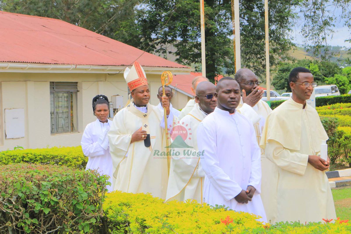 Aakibiishopu w’eitwaare erya Mbarara, His Grace Lambert Bainomugisha yaashaba eminyeeto okureka kwebembeza emy’ehimbiso y’ensi egi, bakata amaisho ahabintu ebirikubagasira hati na nyentsya. #WestUpdates 📸 @AkizaElie