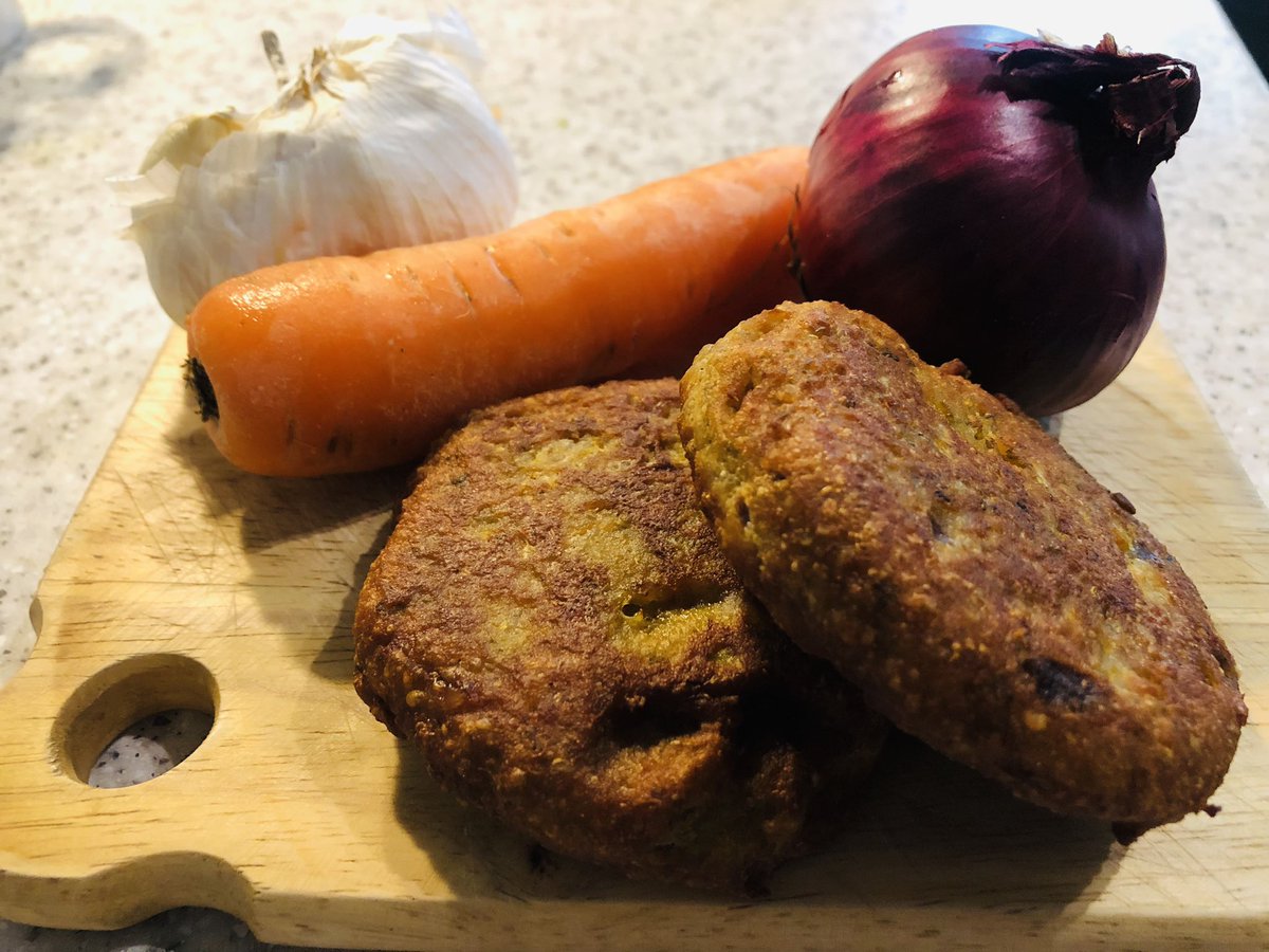 ChotaiReena's tweet image. 🍔Everyone loves a burger? Right? These burgers contain Carrot🥕Sweet Potato🍠 Broccoli🥦Courgette🥒Quinoa &amp;amp; Chickpea Flour. They are naturally vegan and delicious 😋 . #ReenasRecipes #VeganFood #VegetarianFood #EasyFood #SimpleFood #CookingOnABudget #FamilyFood #Burgers