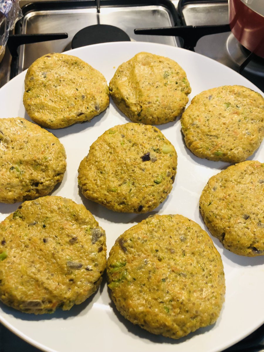 ChotaiReena's tweet image. 🍔Everyone loves a burger? Right? These burgers contain Carrot🥕Sweet Potato🍠 Broccoli🥦Courgette🥒Quinoa &amp;amp; Chickpea Flour. They are naturally vegan and delicious 😋 . #ReenasRecipes #VeganFood #VegetarianFood #EasyFood #SimpleFood #CookingOnABudget #FamilyFood #Burgers