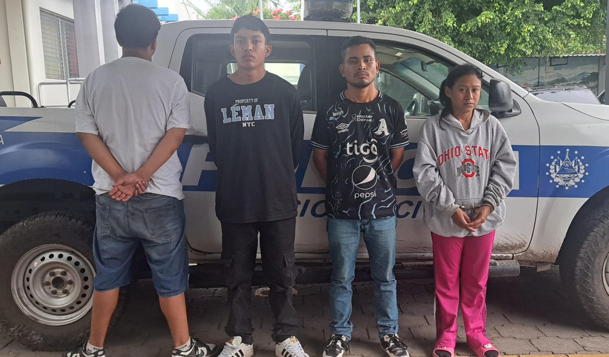 PNCSV's tweet photo. Esta madrugada, procesamos una escena de homicidio en la colonia Jardínes de Colón, La Libertad. 

La víctima, un hombre de 55 años, fue vapuleado por tres hombres y una mujer. 

Nuestros equipos rastrearon la zona y dieron con los responsables, entre ellos un menor de 16 años. 

La agresión quedó grabada en cámaras de videovigilancia de la zona. 

Fueron identificados como:

-Wilber L.
-René Ismael Flores Mesquita
-Carlos Alfredo Rivas Reyes
-Fátima del Carmen Pérez

Responderán por el crimen que cometieron.

#PlanControlTerritorial