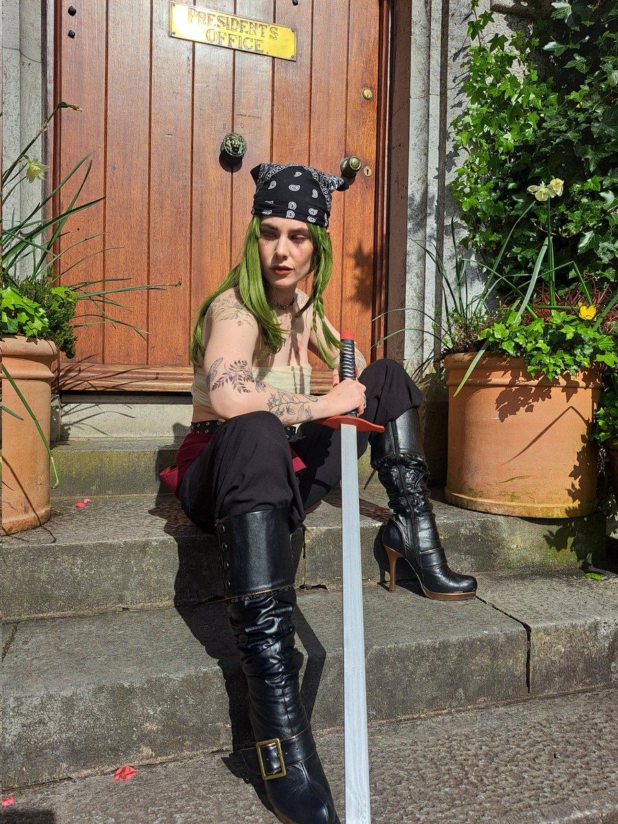 VoiceOfTreason_'s tweet photo. Shamefully forgetting to cover my wristbands 😖😖😖 
.
.
.
Zoro [One Piece] // Kaizoku Con 

#ONEPIECE #onepiececosplay #zoro #femmezoro #zorocosplay #irishcosplayer #kaizokucon https://t.co/r82iwGbJyD