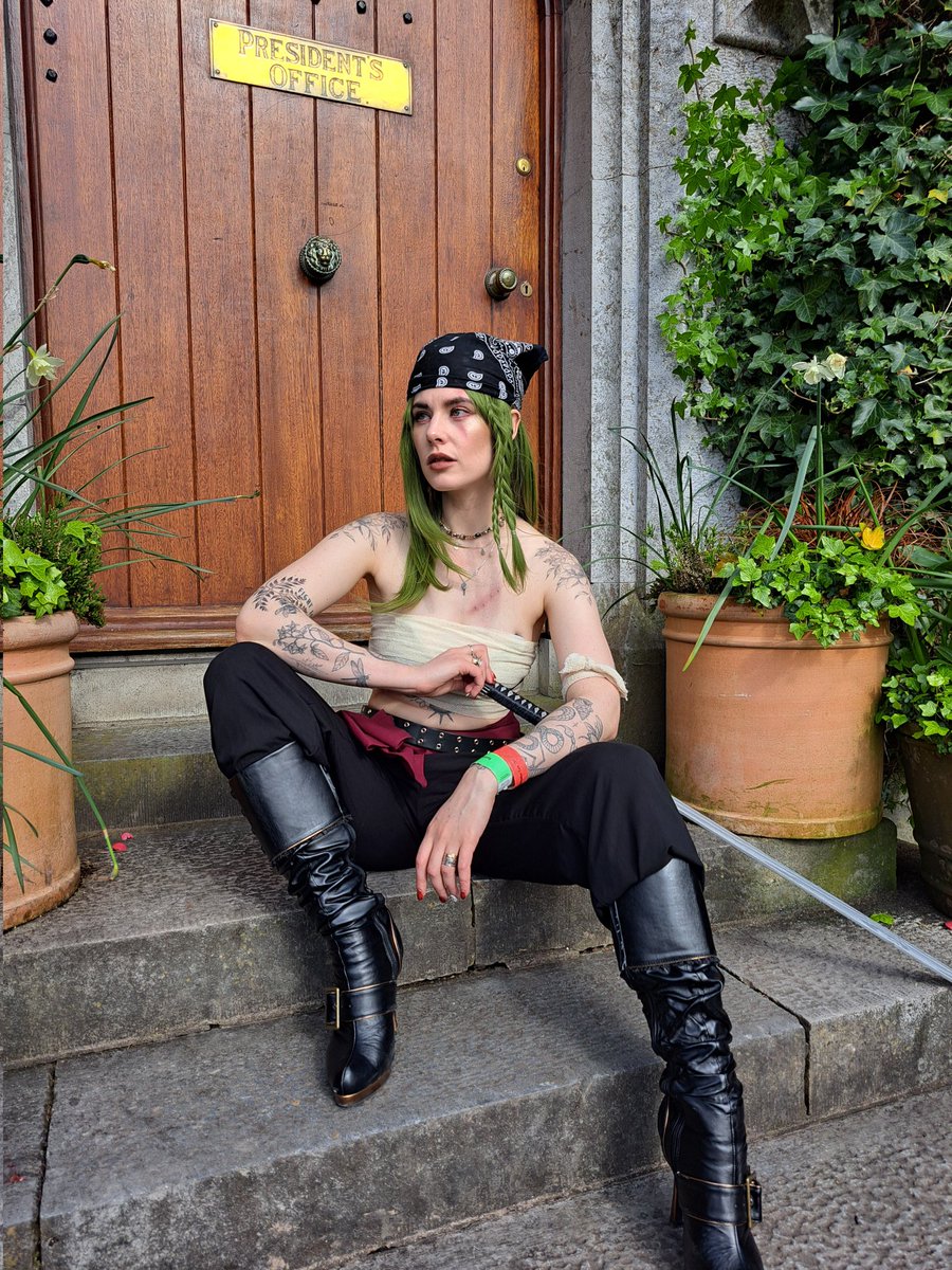 VoiceOfTreason_'s tweet photo. Shamefully forgetting to cover my wristbands 😖😖😖 
.
.
.
Zoro [One Piece] // Kaizoku Con 

#ONEPIECE #onepiececosplay #zoro #femmezoro #zorocosplay #irishcosplayer #kaizokucon https://t.co/r82iwGbJyD