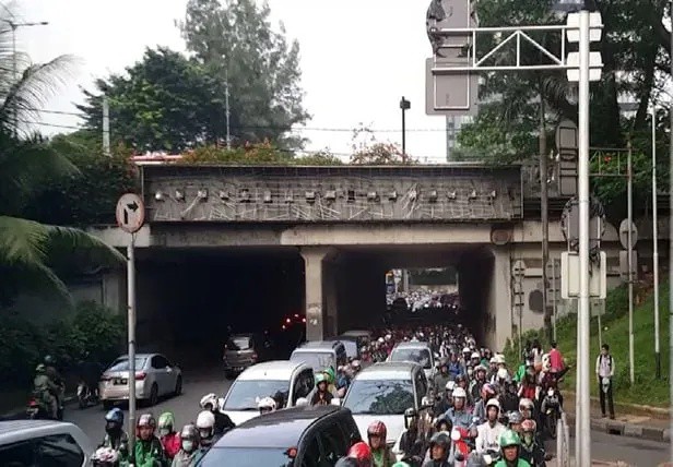 There appeared to be hundreds rolling our way – one large, moving mass of “man and machine.”

Read more 👉 lttr.ai/ARrge

#Indonesia #Ridelife #Roaddirt #IslandNation #HondaMotorcycles #HondaPowersports #Honda