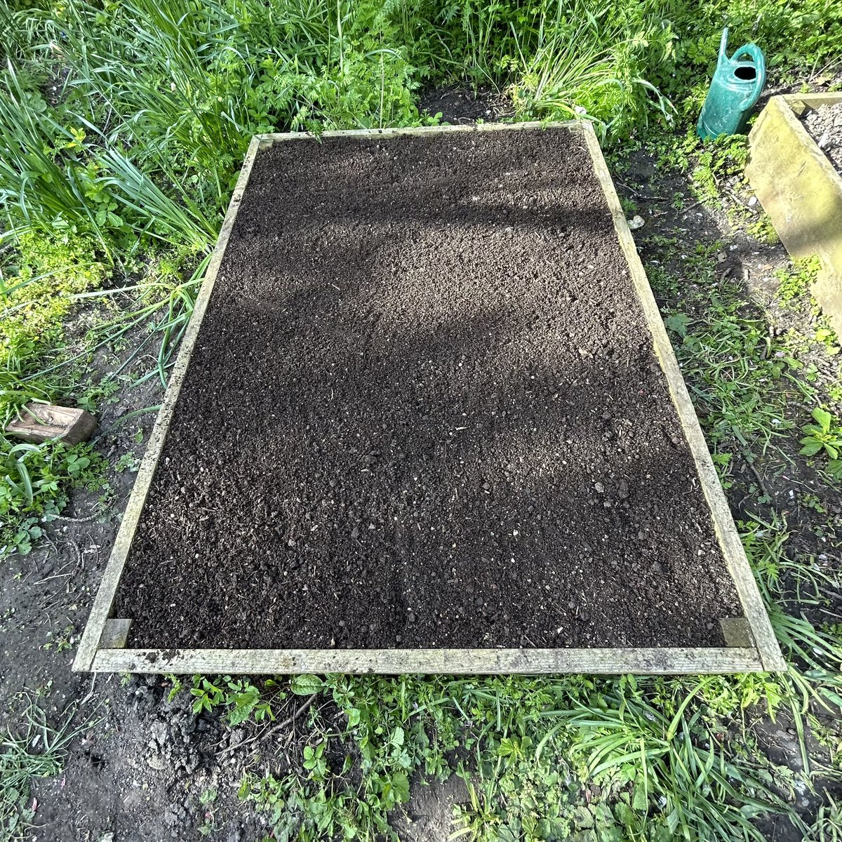 New implement arrived today, what a great compost sieve👍, & after a bit of a workout, one of the four 6ft x4ft raised beds that were weeded & topped up ready for sowing 🥬 🧅 🥕🌽🧄