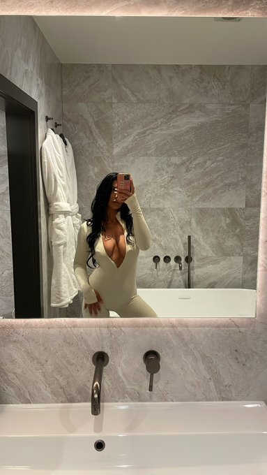 What did you notice first ? 😇 https://t.co/BdgBWlm4Q2