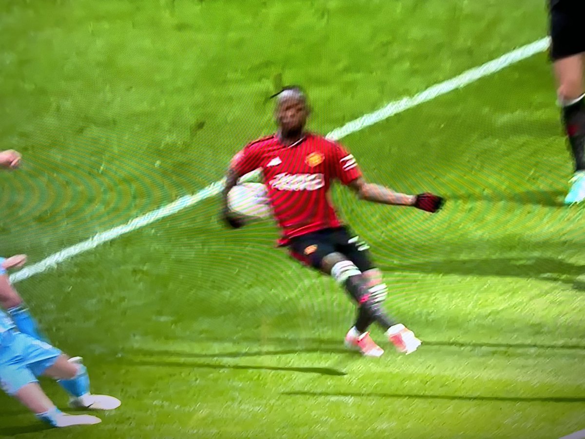 Manchester City - No penalty Manchester United - Penalty The magic of the FA Cup apparently. Make it make sense. #COVMUN #FACup