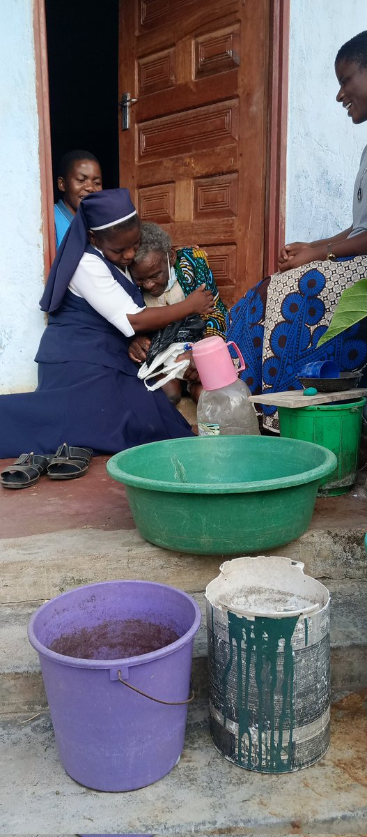 No legs no maid, her only Sister died of a car accident together with the whole family. A well wisher built this house for her and employed a maid but unfortunately he died of COVID-19 last year. Now she's completely alone please remember her in your prayers 🙏