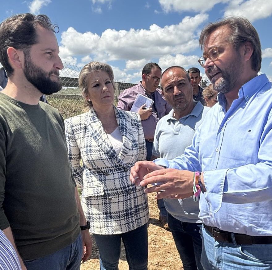 JuntaGranada's tweet photo. El delegado del Gobierno de @JuntaGranada visita #Trasmulas y #Láchar, dos de los pueblos gravemente afectados por las fuertes tormentas de ayer
@agranados6957 ha ofrecido la máxima colaboración de @AndaluciaJunta con los vecinos y ha agradecido la labor de @E112Andalucia https://t.co/NrpVt4BKF1