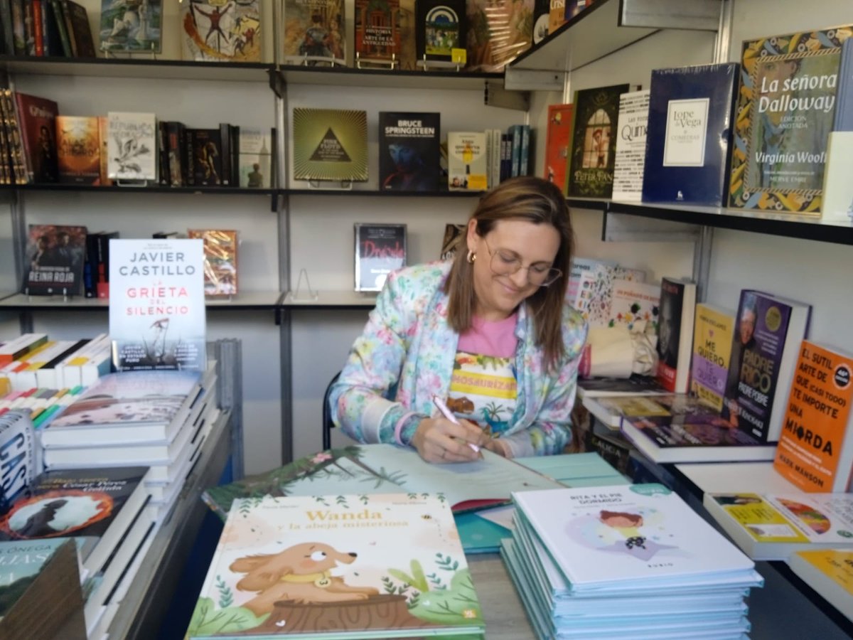 #Atopaatuahistoria 

@paulamerlan17 está na caseta da Librería Estráviz asinando exemplares da súa obra. 

#FeiradoLibro de Ferrol.