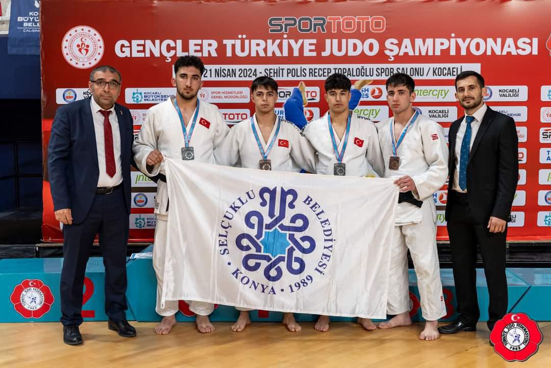 Kocaeli’de düzenlenen Gençler Türkiye Judo Şampiyonası’nda Selçuklu Belediyespor Kulübü sporcularımız toplamda 4 madalya kazanarak önemli bir başarıya imza attı. Sporcularımızı ve antrenörlerimizi tebrik ediyor, başarılarının devamını diliyorum. 👏👏 🥈Cantekin Dişçi (60 kg)