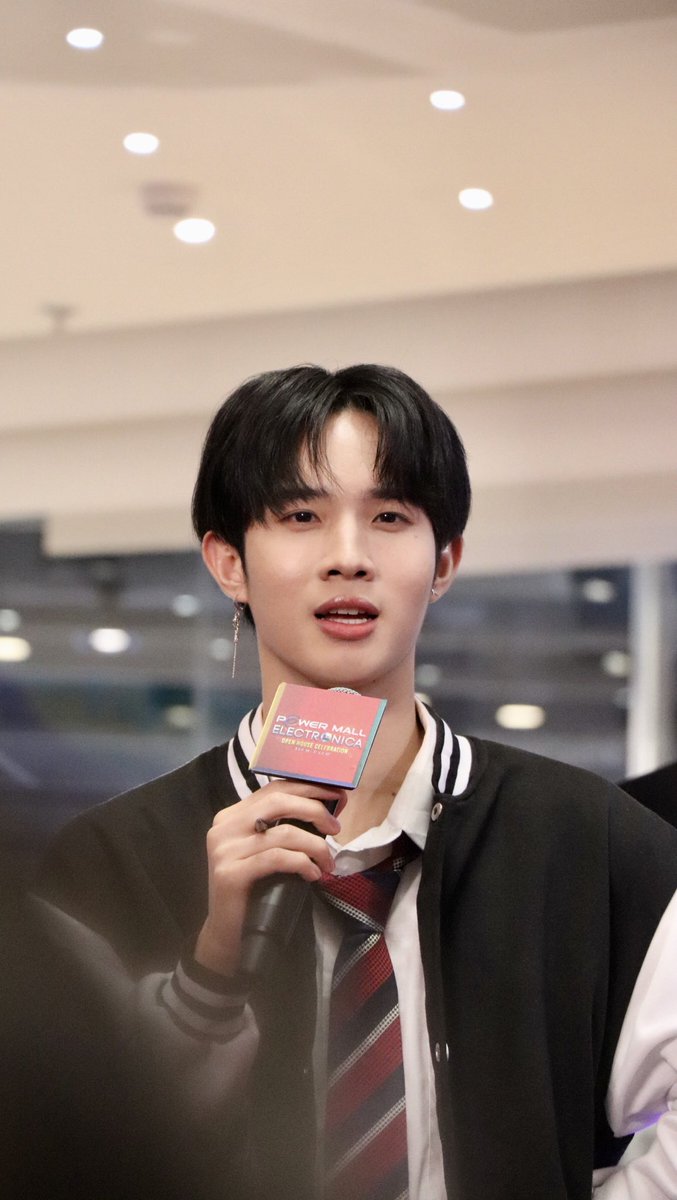 teerex_memory's tweet photo. ไหนใครคิดถึงทีเร็กซ์บ้างง ยกมือขึ้นนนน🙋🏻‍♀️🙋🏻‍♀️🙋🏻‍♀️

#teerex_knk @teerex_knk 
#ซอรัสของทีเร็กซ์ 
#ที่นี่ที่ไหนใช่ทีเร็กซ์รึเปล่า https://t.co/Y745Xw0PqL