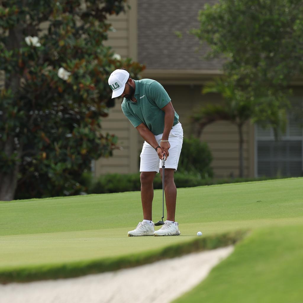 Jake Peacock has a 3-stroke lead at the turn of the final round!! The Bulls are in 1st with a 3-shot lead!! #HornsUp🤘