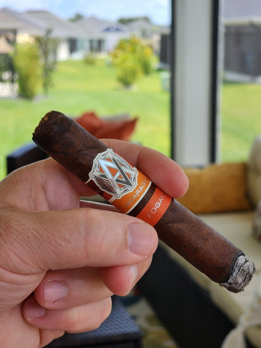 Enjoying a nice breeze and a great #cigar out on the lanai. Have a great Sunday, all 👍💨 @AvoCigars Nicaraguan FOGATA