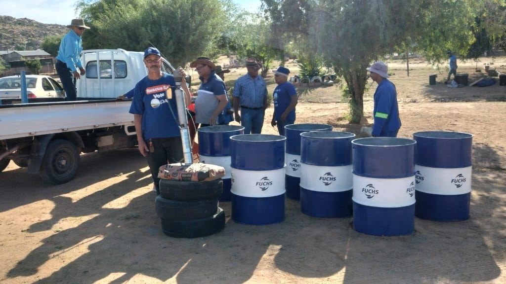DA_NCape's tweet photo. 🧹Clean, well cared for towns attract investors and help keep the local economy going.
The DA in #Bulletrap painted street names and rubbish bins.
#RescueSA #VoteDA
#DAGeeOm https://t.co/mERfdFPzvm