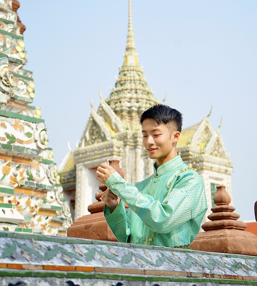 loren_yang_'s tweet photo. 泰國鄭王廟，40幾度穿泰服有夠熱，沒辦法自己慢慢找點拍照了，花錢請當地攝影師趕快拍一拍
拜託告訴我花這個錢是值得的🥹 https://t.co/PvF4omj6KF
