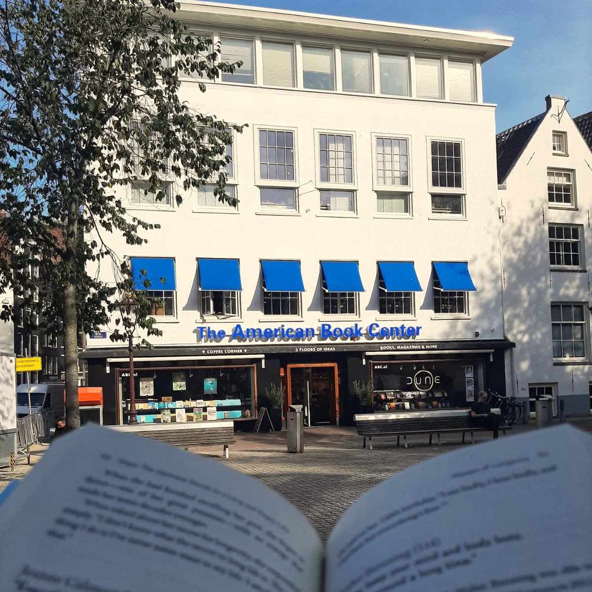 The weather's been a little wild this week, but we've definitely already enjoyed a few sunny afternoons this spring - perfect for grabbing a book and finding a sunny spot to read. What is your preferred 'outside reading' location? 📚🌞