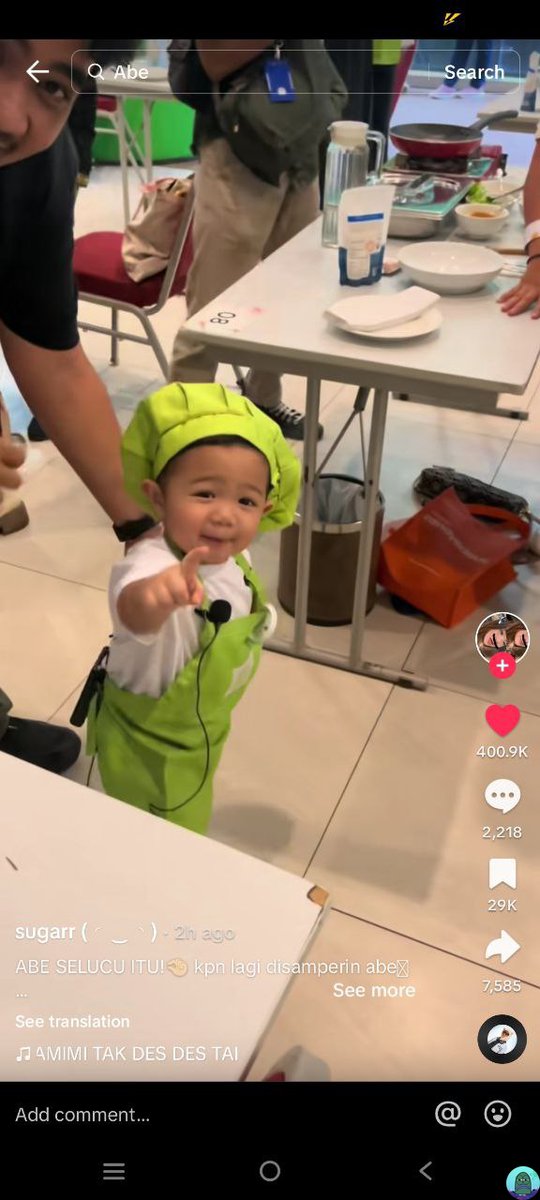 tanyakanrl's tweet photo. Reaksi abe liat mukanya sendiri di casing&amp;pop socket hp orang lain : "itu ada abe" "ada abenya" "lepas lepas" 😭🤏 gemes bgt 💚 https://t.co/awUaCKskz9