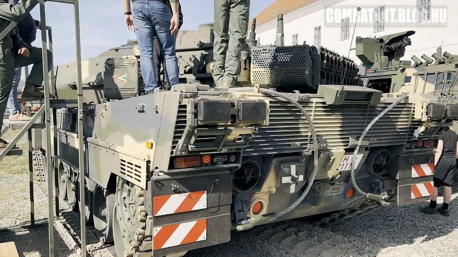 هنغاريا تطلب شراء دبابات +Leopard 2 A7 ومدفعيه PzH 2000 الذاتيه الحركه  GLsA7nRbsAAFpwP?format=jpg&name=large