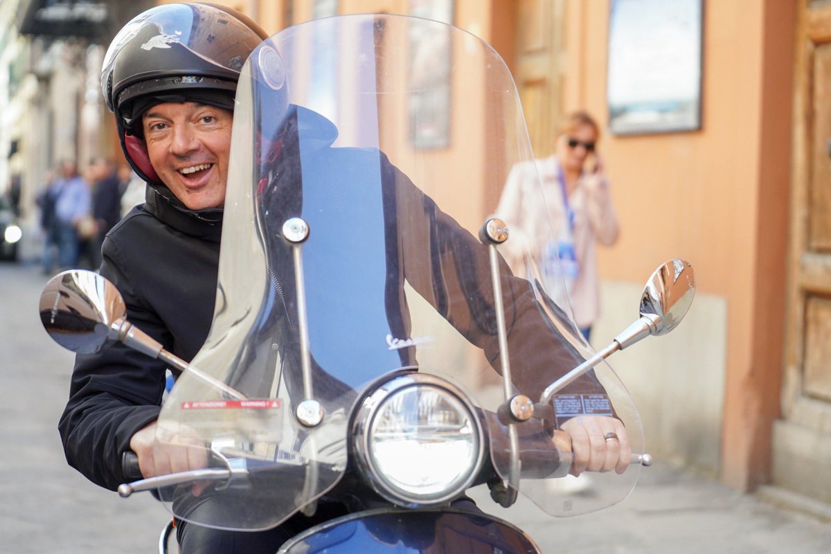 Oggi all’Assemblea Nazionale di Italia Viva per approvare la nascita della Lista Stati Uniti d’Europa. Sono arrivato in vespa, felice. E riparto con il camper come nel 2012. Chi vota per noi vota per un progetto politico, la lista STATI UNITI D’EUROPA. Chi vota per noi vota