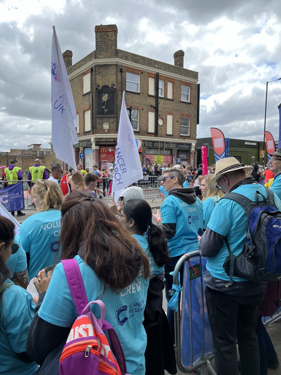 Our amazing team are here at the @LondonMarathon to support #TeamCRUK 🙌 We’re so excited to cheer on our fantastic runners! #LondonMarathon