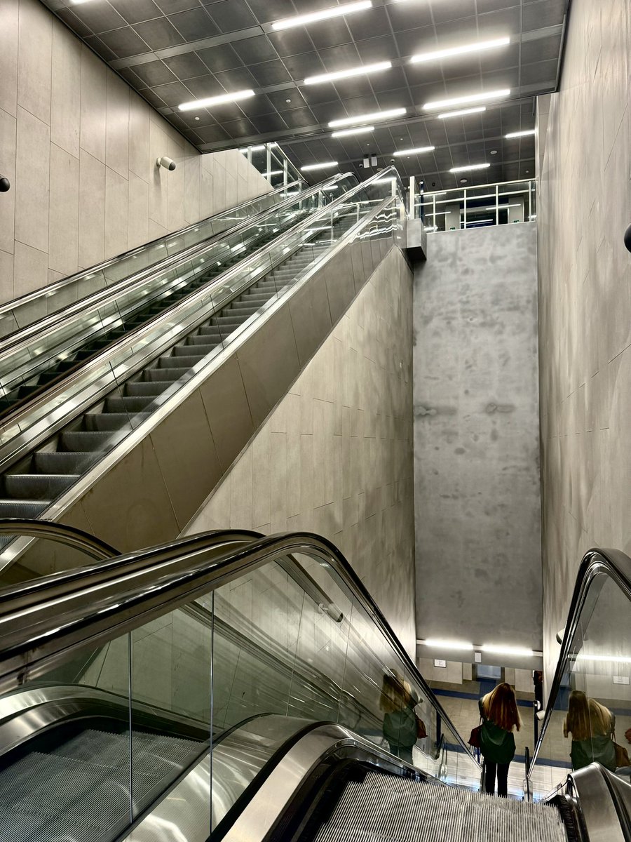 AmadoCrotte's tweet photo. La línea de metro más nueva de Italia está en Milán. Una vez terminada tendrá 15 km y 21 estaciones. Costará 1,700 millones de euros (46% de inversión nacional, 24% municipal, y 30% privada), unos 120 millones de dólares por kilómetro. Los trenes no tienen conductores! 🚆 https://t.co/3zFl4kFI2K
