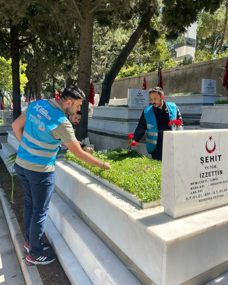 TÜGVA İzmir Destek Koordinatörlüğü olarak; Şehitler haftası münasebetiyle Kadifekale şehitliğini ziyaret ederek çiçekler bıraktık. Tüm şehitlerimizin ruhu şad, mekânı cennet olsun. Bu ülkenin gençleri şehitlerini hiçbir zaman unutmayacak🇹🇷 #tügvaizmir #tügvatr