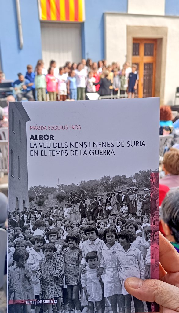 Munió de gent a Súria, davant l'escola republicana, a la presentació del llibre "Albor", de Magda Esquius, sobre la revista escolar dirigida pel mestre Josep Civit. 
Infants descendents dels autors llegeixen textos escrits el 1937-38 i assistència d'un dels autors d'aleshores