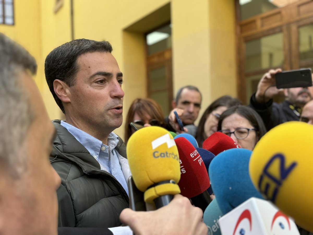 Un 28% dels bascos amb dret a vot ja ha votat a aquesta hora. 

Tots els candidats ja ho han fet, inclòs Imanol Pradales (PNB), que serà lehendakari amb tota probabilitat gràcies als escons del PSE.

A punt des de Bilbao pel #CatMigdiaCapDeSetmana de @nbonet_catradio.