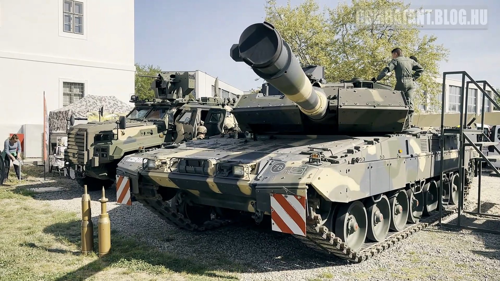هنغاريا تطلب شراء دبابات +Leopard 2 A7 ومدفعيه PzH 2000 الذاتيه الحركه  GLsAyfXb0AAR0SC?format=jpg&name=large