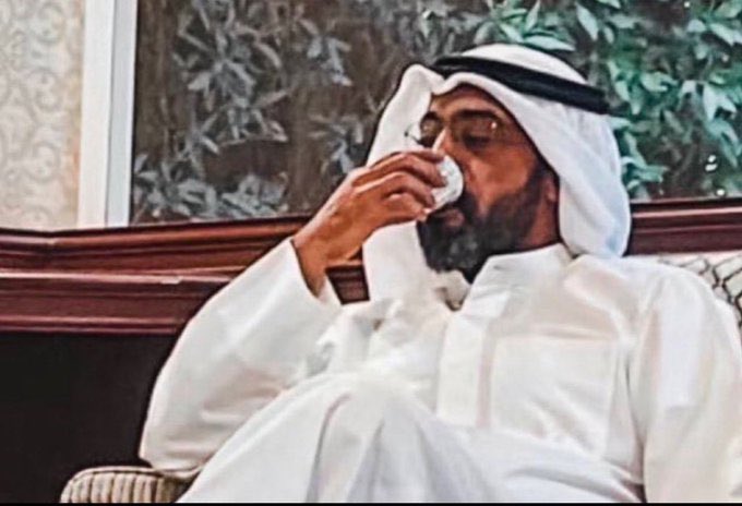 أسدل على كتفه طوارف شماغه
وشرب فناجيل السياسية من سنين

ابو محمد حطكم في دماغة
لا ترتجون العز وانتم مساكين

علمكم المنّطق ومعنى  البلاغة
وعلمكم القانون وانتم مفهين

حياتكم صارت ضياع وفراغة
هذا مصير اللي ينافس حمر عين
#عبيد_الوسمي
#مجلس_الامة
#جلسة_مجلس_الأمة #مطير #جلسة_الافتتاح