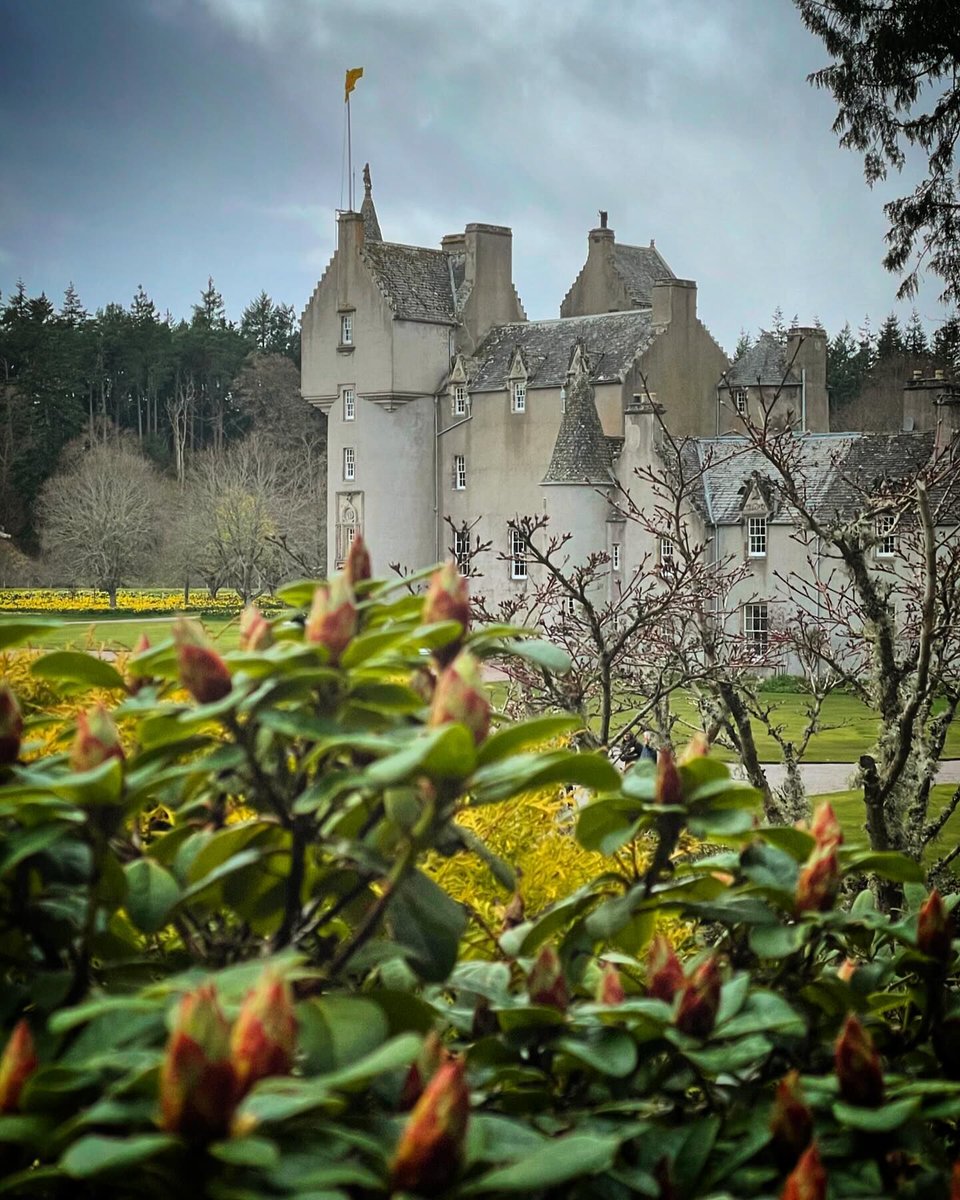 Discover the enchanting Ballindalloch Castle, step inside to explore its captivating history and exquisite architecture or take a leisurely stroll through the breathtaking grounds. 🤩 #EscapeYourEveryday 📌 - Ballindalloch, Moray Speyside 📷 - suzannerhind (IG)