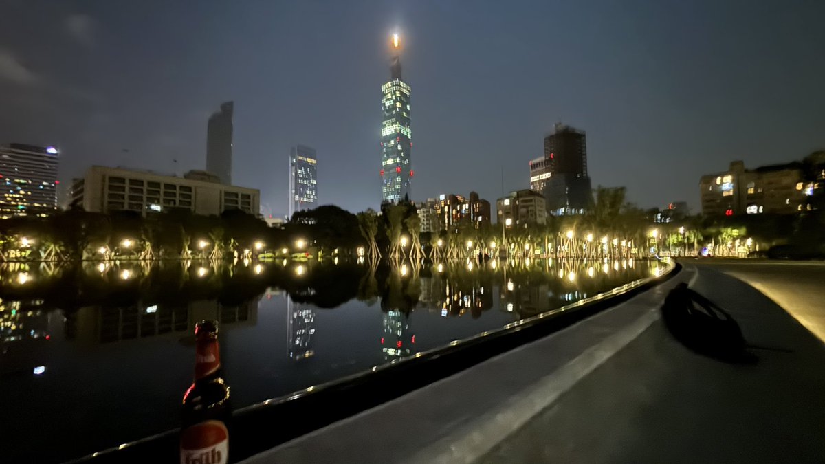 GroovyStylesSA's tweet image. 台北のめちゃえもナイトスポット見つけてしまった。酔っ払っててまともな写真ほとんどないけど。コンビニ買ったビール片手に台北の街歩くの楽しすぎ