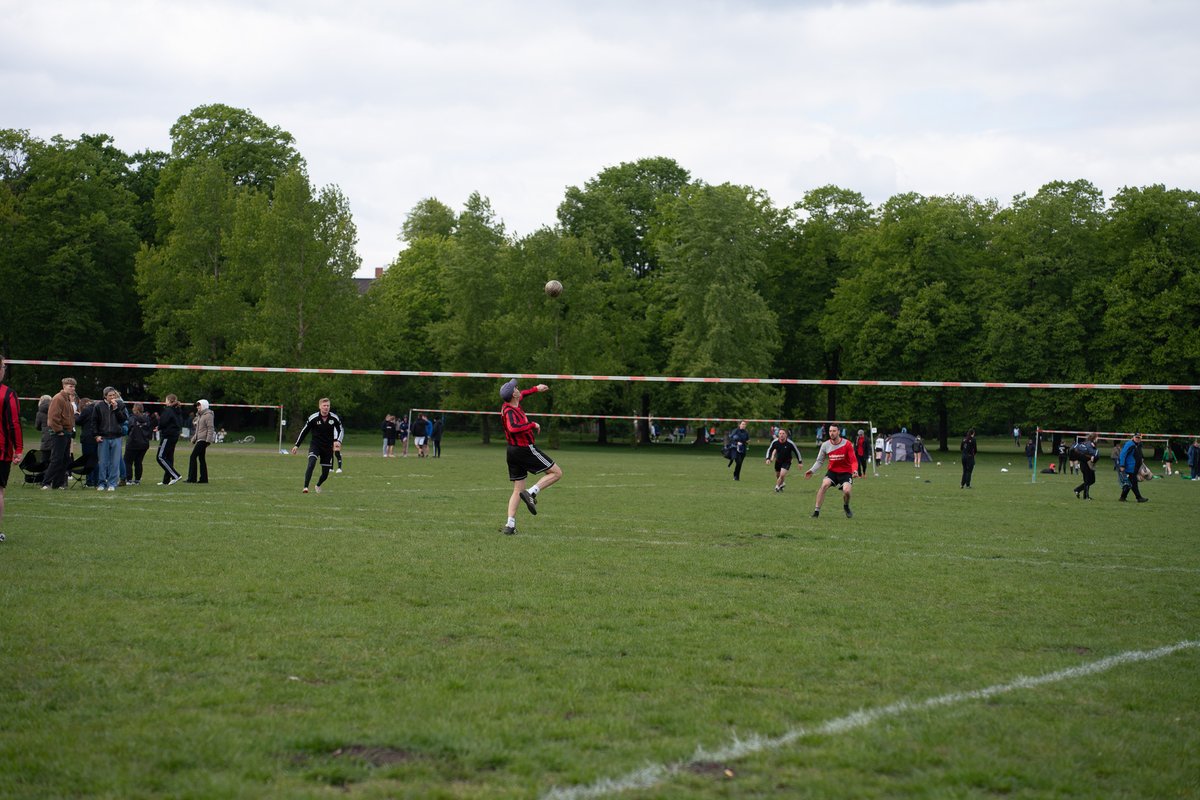 lscholz_'s tweet photo. 2. Bundesliga #Faustball im schönen #Wedding @weddingweiser https://t.co/yclZsJ6PGA